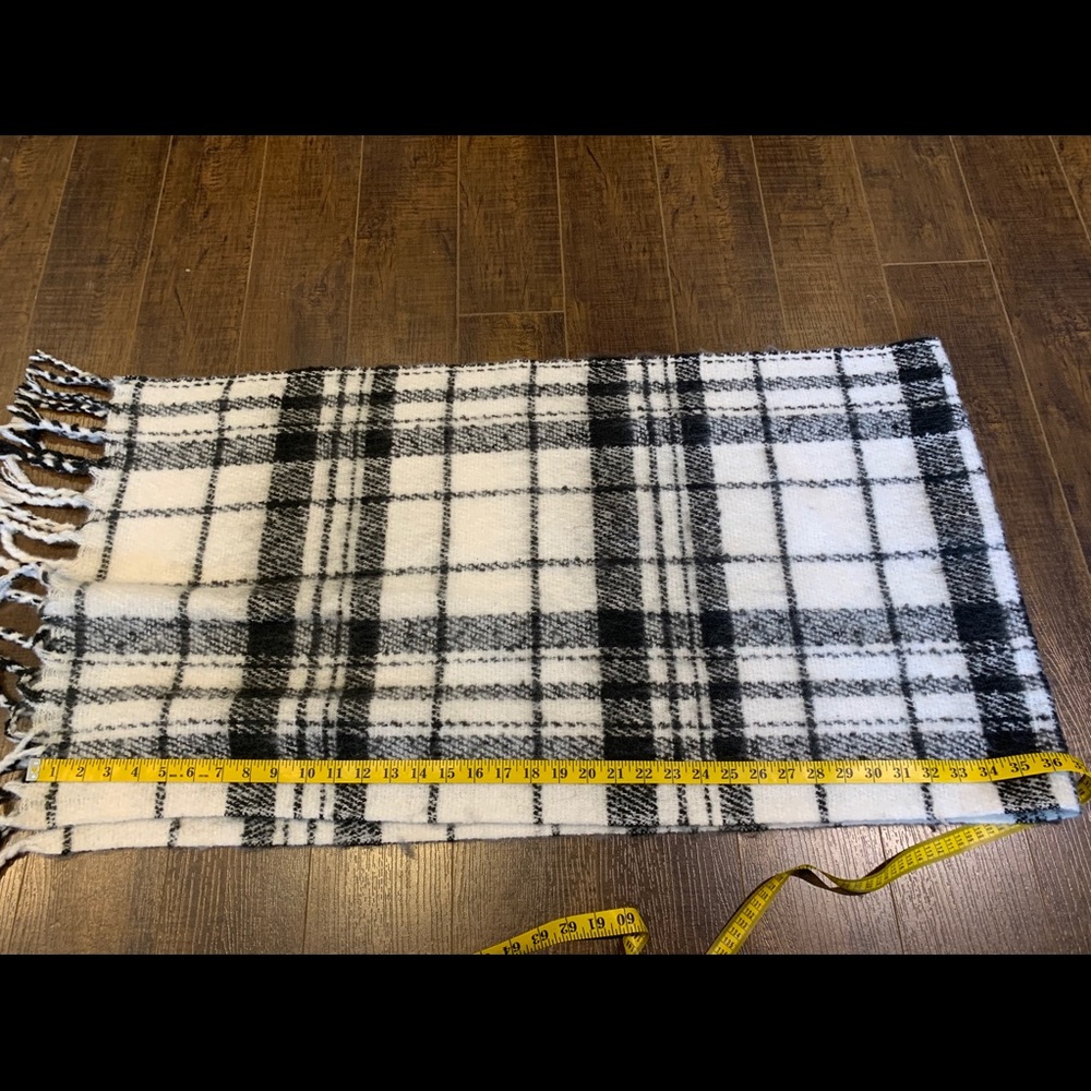 Noelle Thick Winter Blanket Scarf 🧣 B&W Plaid - Picture 6 of 8